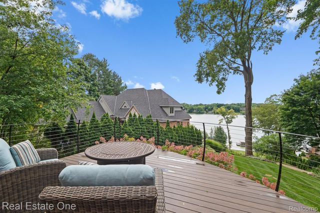 7181 Hillside Drive, Independence Charter Township, MI 48346