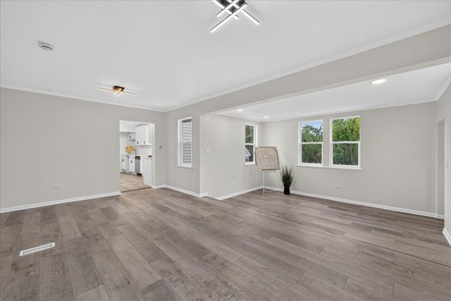 211 N Graylynn Drive, Mount Prospect, IL 60056