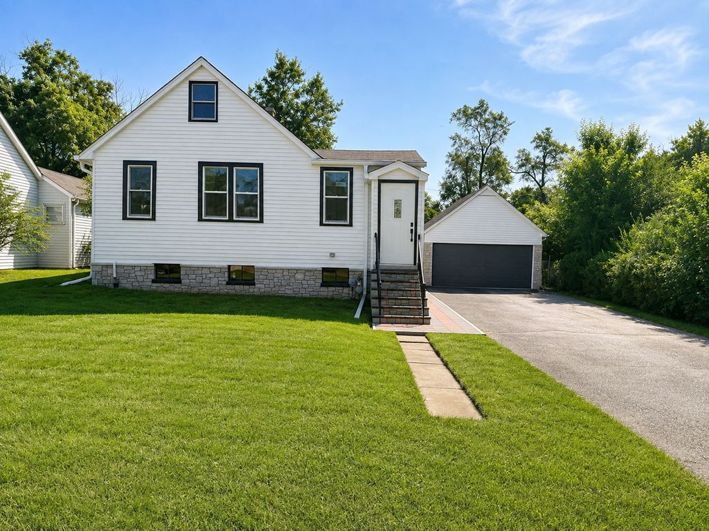 211 N Graylynn Drive, Mount Prospect, IL 60056