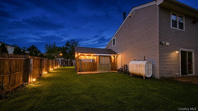 12 Handy Lane, Medford, NY 11763