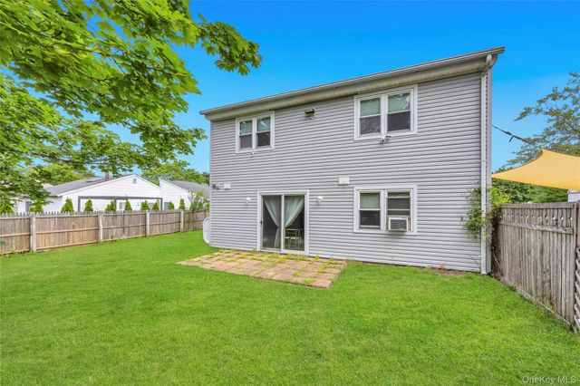 12 Handy Lane, Medford, NY 11763