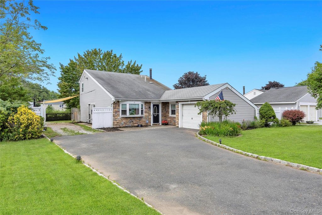 12 Handy Lane, Medford, NY 11763