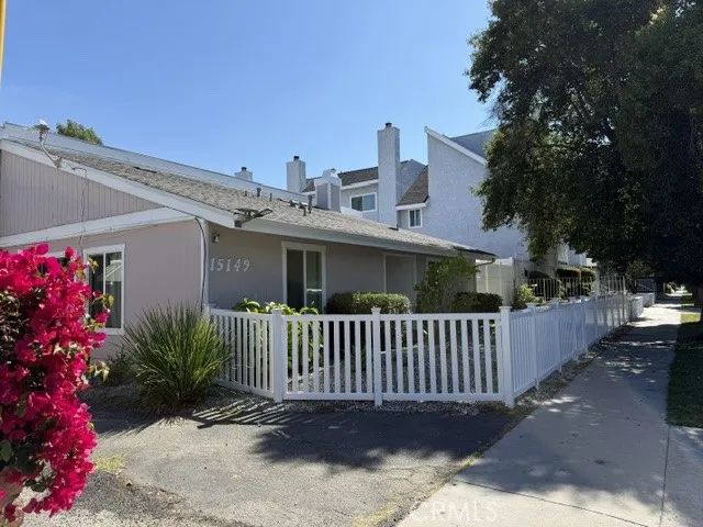 15149 Victory Boulevard, Van Nuys, CA 91411
