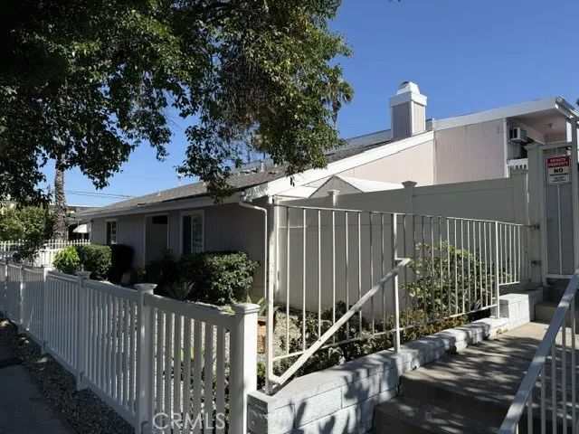 15149 Victory Boulevard, Van Nuys, CA 91411