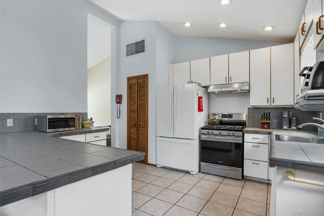 10 SKINNER Court, Tomkins Cove, NY 10986