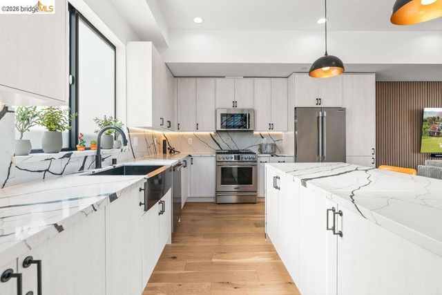 6503 N Contour LN, North Hollywood, CA 91606