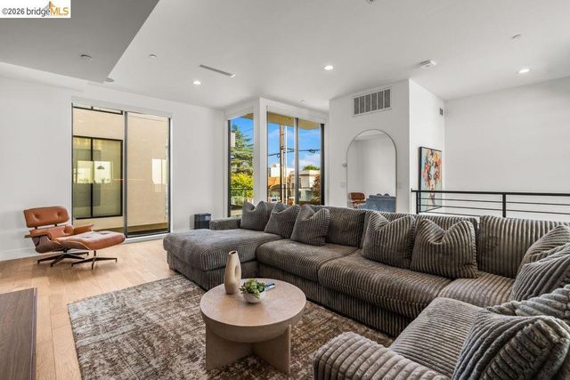 6503 N Contour LN, North Hollywood, CA 91606