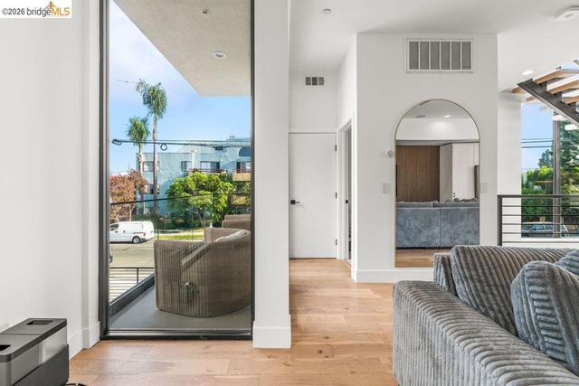 6503 N Contour LN, North Hollywood, CA 91606