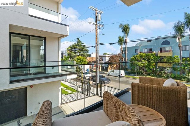 6503 N Contour LN, North Hollywood, CA 91606