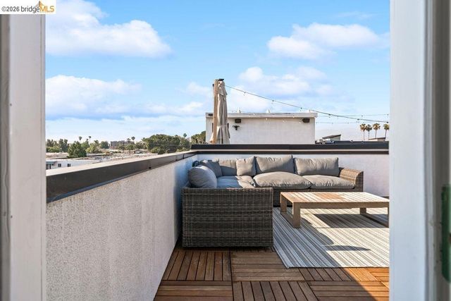 6503 N Contour LN, North Hollywood, CA 91606