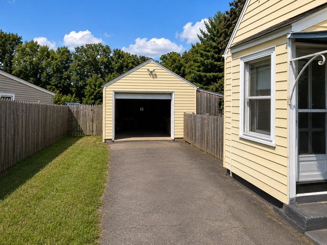 711 Newbury St, Springfield, MA 01104