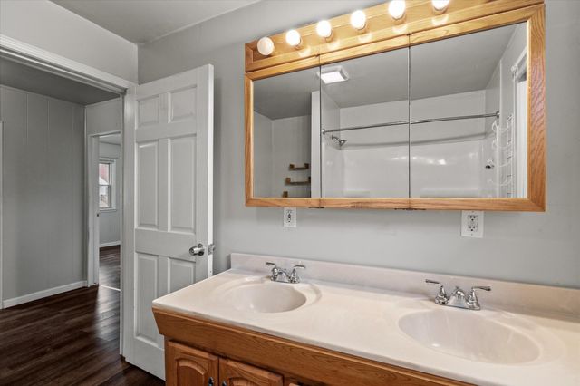 903 E 36th Place, Hobart, IN 46342