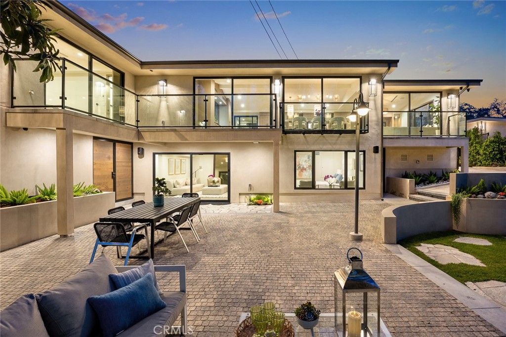 Image 11 of property listing at 4607 Alta Canyada Road, La Canada Flintridge, CA 91011