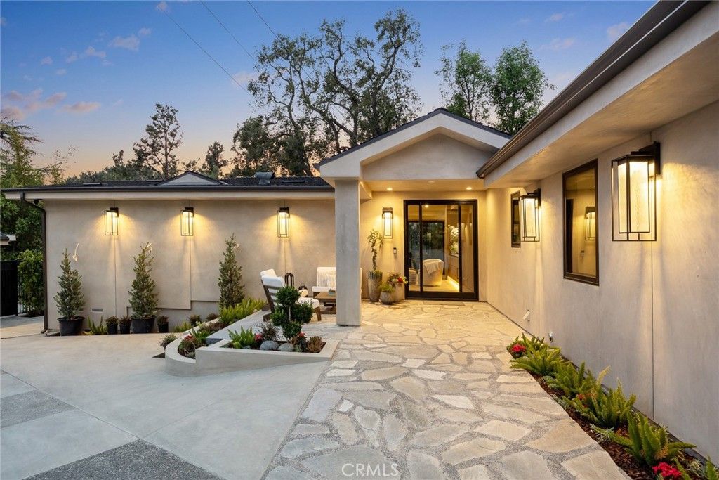 Image 2 of property listing at 4607 Alta Canyada Road, La Canada Flintridge, CA 91011