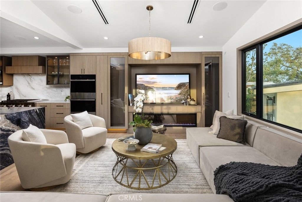 Image 6 of property listing at 4607 Alta Canyada Road, La Canada Flintridge, CA 91011