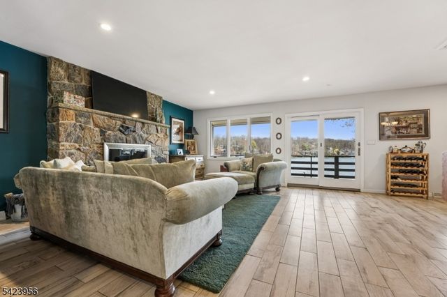 213 Hudson Ave, Hopatcong Boro, NJ 07843