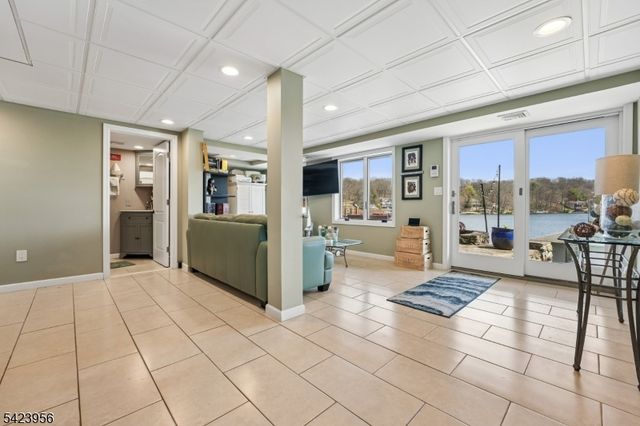 213 Hudson Ave, Hopatcong Boro, NJ 07843