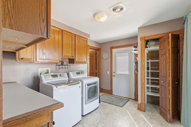 7 E Rollin Street, Edgerton, WI 53534