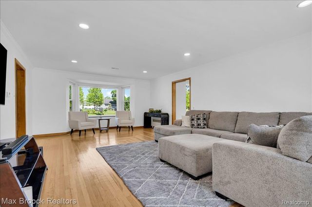 43747 Woodward Avenue, Bloomfield Hills, MI 48302