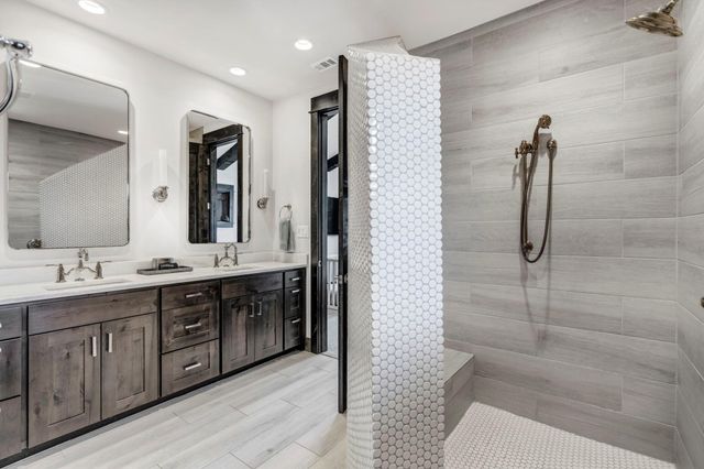 19404 Bold Venture DR 17, Spicewood, TX 78669