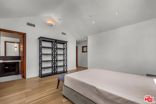 2134 La Mesa Drive, Santa Monica, CA 90402