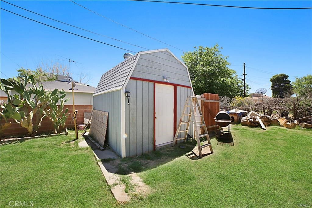 Image 7 of property listing at 38718 Jacklin, Palmdale, CA 93550