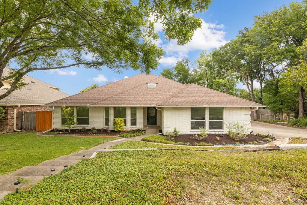 10112 Wandering Way Street, Benbrook, TX 76126