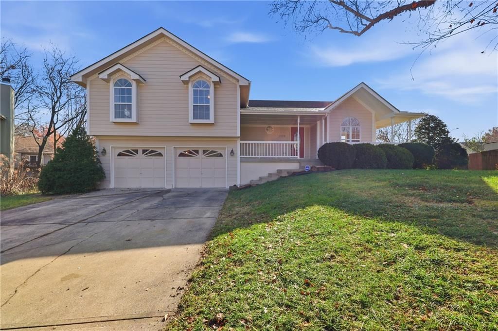 1325 NE Foxwood Drive, Lee's Summit, MO 64086