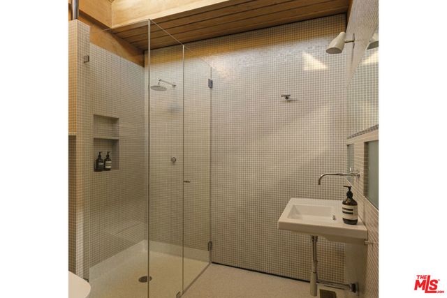 1515 N Tigertail Road, Los Angeles, CA 90049