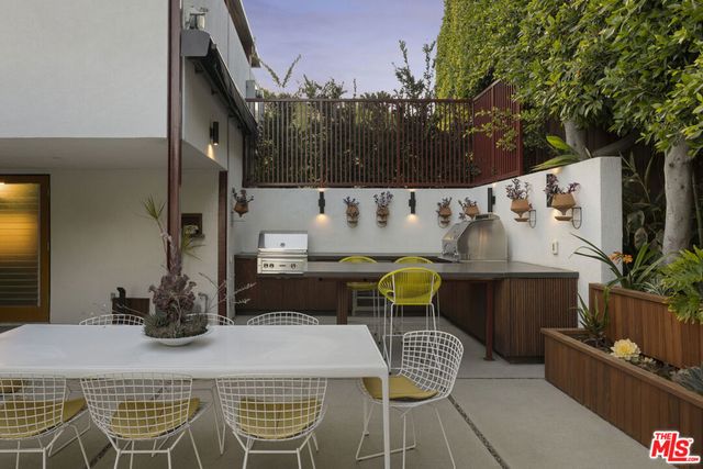 1515 N Tigertail Road, Los Angeles, CA 90049