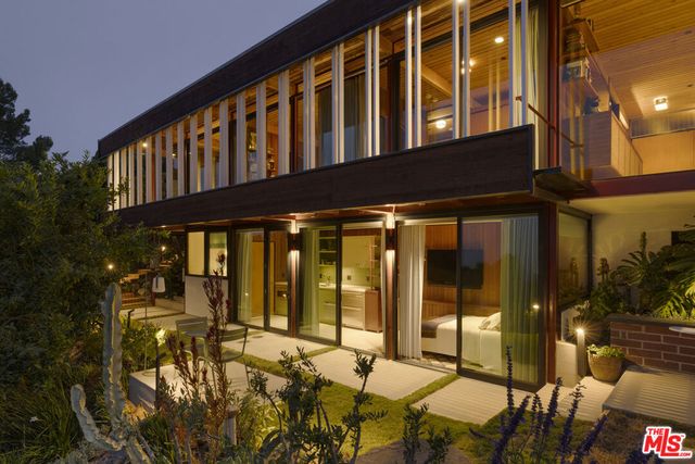 1515 N Tigertail Road, Los Angeles, CA 90049