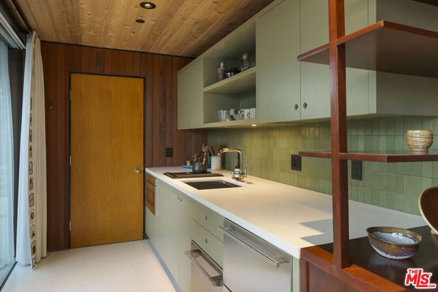 1515 N Tigertail Road, Los Angeles, CA 90049