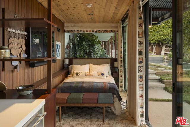 1515 N Tigertail Road, Los Angeles, CA 90049
