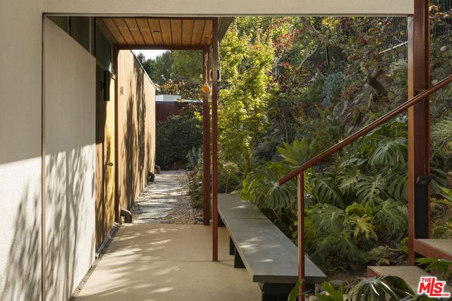 1515 N Tigertail Road, Los Angeles, CA 90049