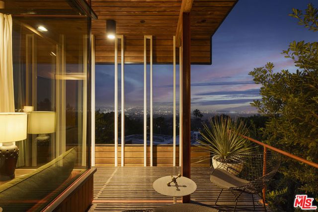 1515 N Tigertail Road, Los Angeles, CA 90049
