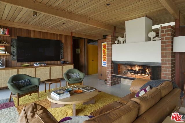 1515 N Tigertail Road, Los Angeles, CA 90049