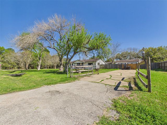 2725 Redbud Lane, Alvin, TX 77511