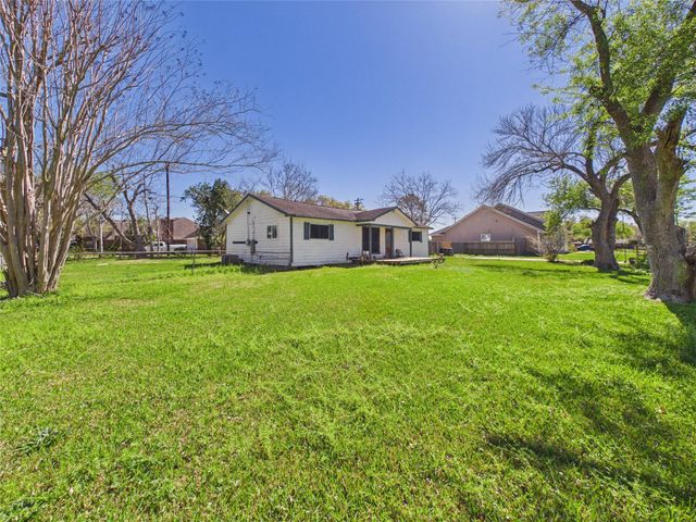 2725 Redbud Lane, Alvin, TX 77511
