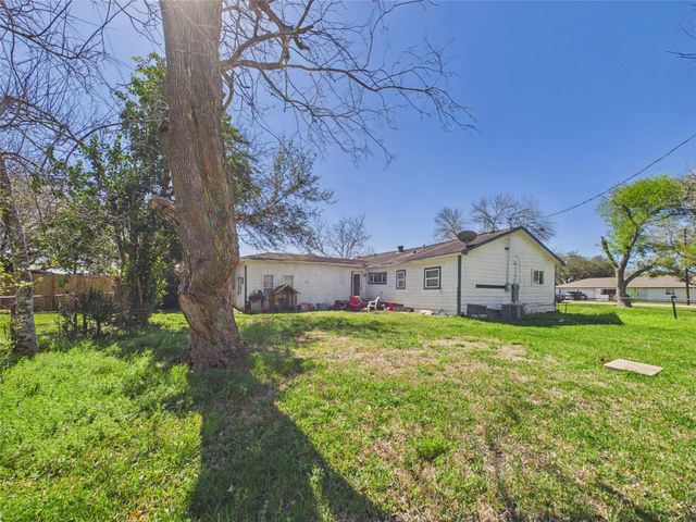 2725 Redbud Lane, Alvin, TX 77511