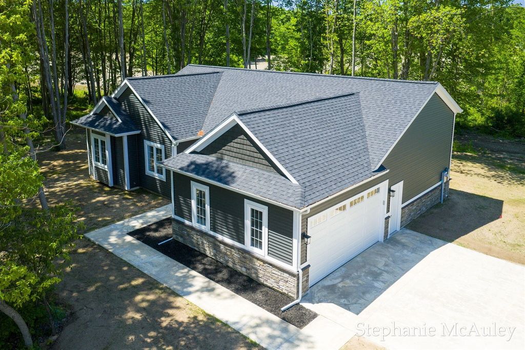 5739 130th Avenue, Fennville, MI 49408