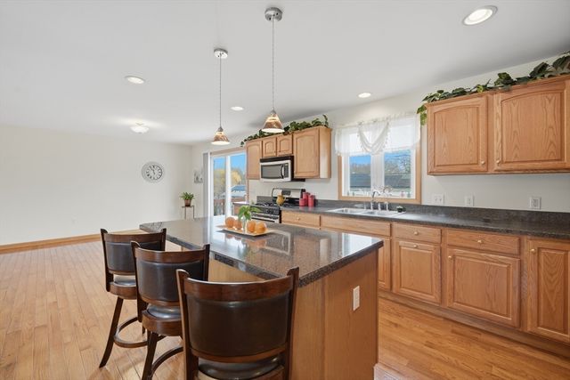 138 Vineland Ave, East Longmeadow, MA 01028