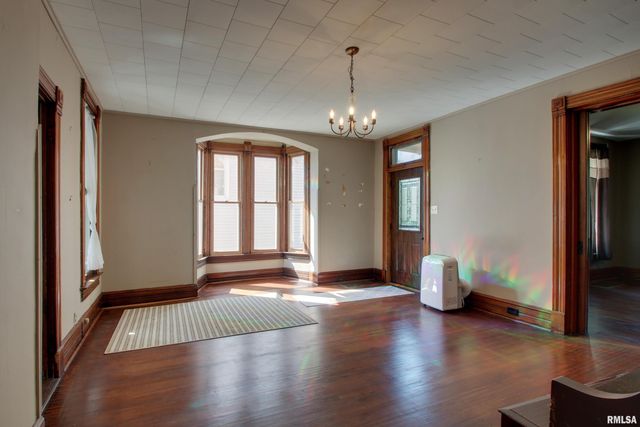 607 S 17TH Street, Quincy, IL 62301