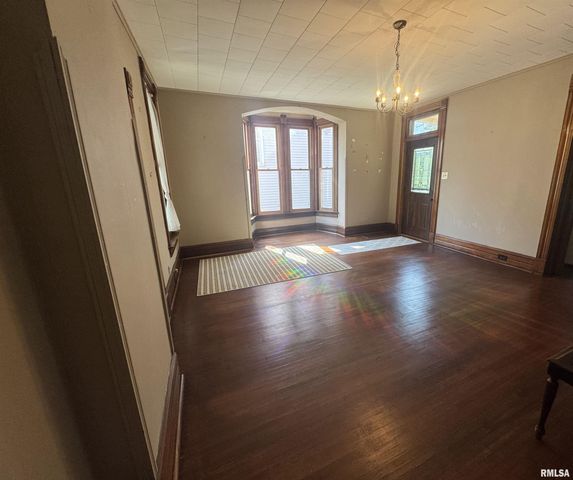 607 S 17TH Street, Quincy, IL 62301