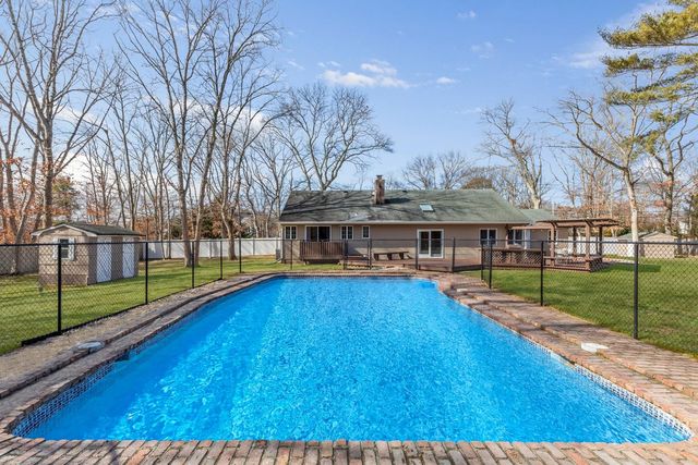 1220 Carlls Straight Path, Dix Hills, NY 11746