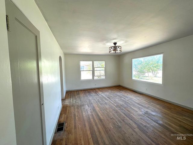 264 SW 10th Ave, Ontario, OR 97914