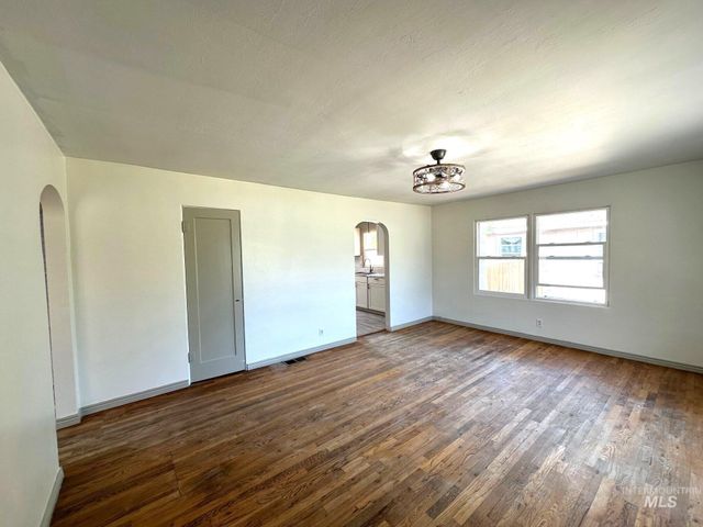 264 SW 10th Ave, Ontario, OR 97914