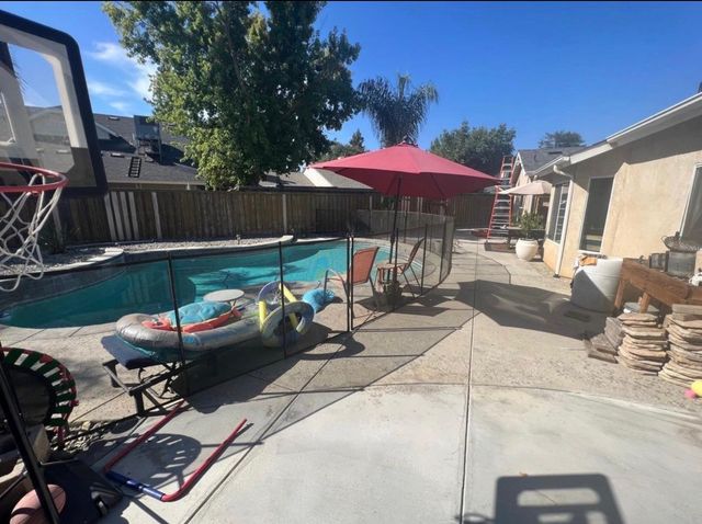 2203 E Goshen Avenue, Fresno, CA 93720