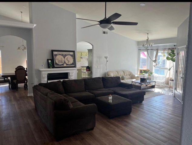 2203 E Goshen Avenue, Fresno, CA 93720