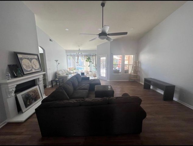 2203 E Goshen Avenue, Fresno, CA 93720