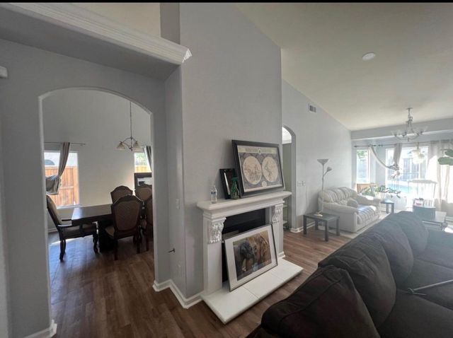 2203 E Goshen Avenue, Fresno, CA 93720